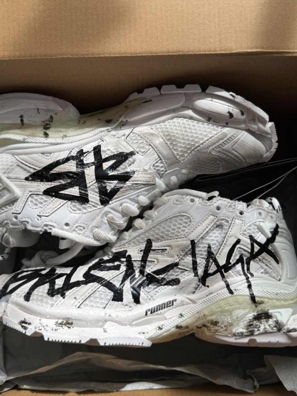 Balenciaga Runner graffiti white black